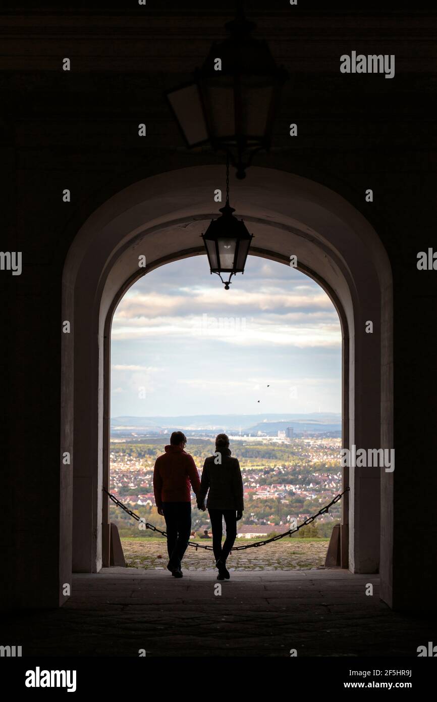 10.03.2019 Silhouette eines heterosexuellen Paares, das die Hände im Tunnel hält, Nordtor über der Solitude-Allee Schloss Solitude. Stockfoto
