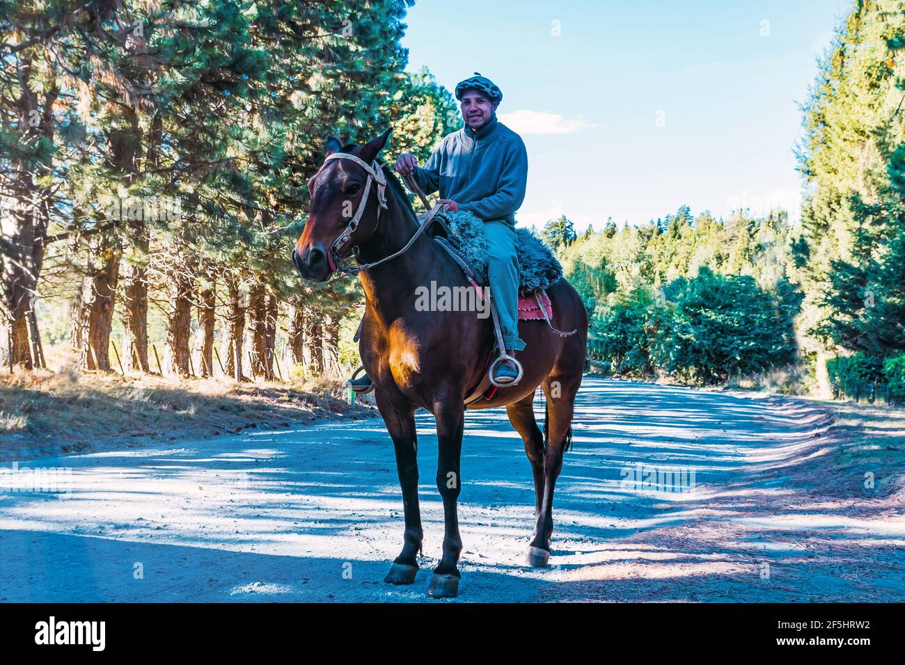 Hispanischer Cowboy aus Argentinien auf seinem Pferd in Patagonien. Stockfoto