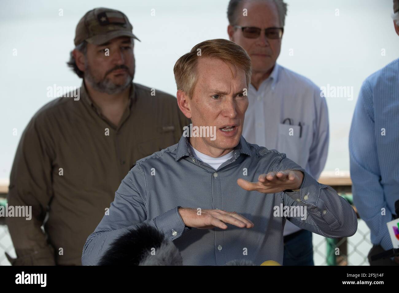 Granjeno, Texas, USA, 26th. März 2021. Oklahoma Senator James LANKFORD spricht zu den Medien, nachdem 18 republikanische US-Senatoren auf dem Rio Grande River südlich von Mission in vier Texas Dept. Of Public Safety Gunboats am Ende einer Wirbelwind-Tour durch Südtexas ritten. Die Senatoren sahen ein überfülltes Arbeitszentrum für Migranten in Donna und eine Leiche, die im Fluss nördlich des Anzalduas Parks schwebte. Kredit: Bob Daemmrich/Alamy Live Nachrichten Stockfoto