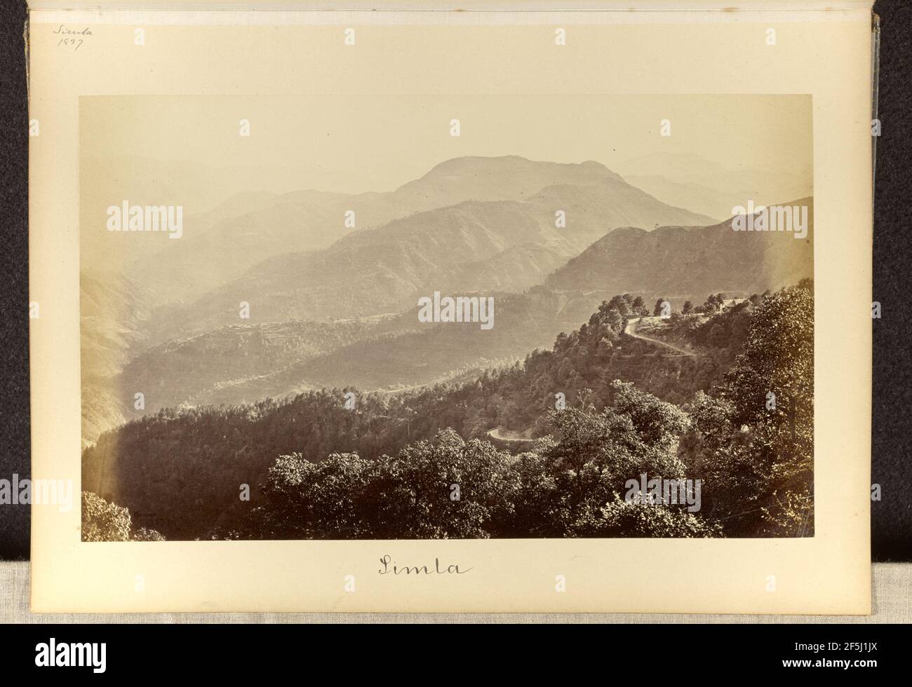 Simla; die Tara Devi und die umliegenden Hügel von Boileaugunge. Samuel Bourne (Englisch, 1834 - 1912) Stockfoto
