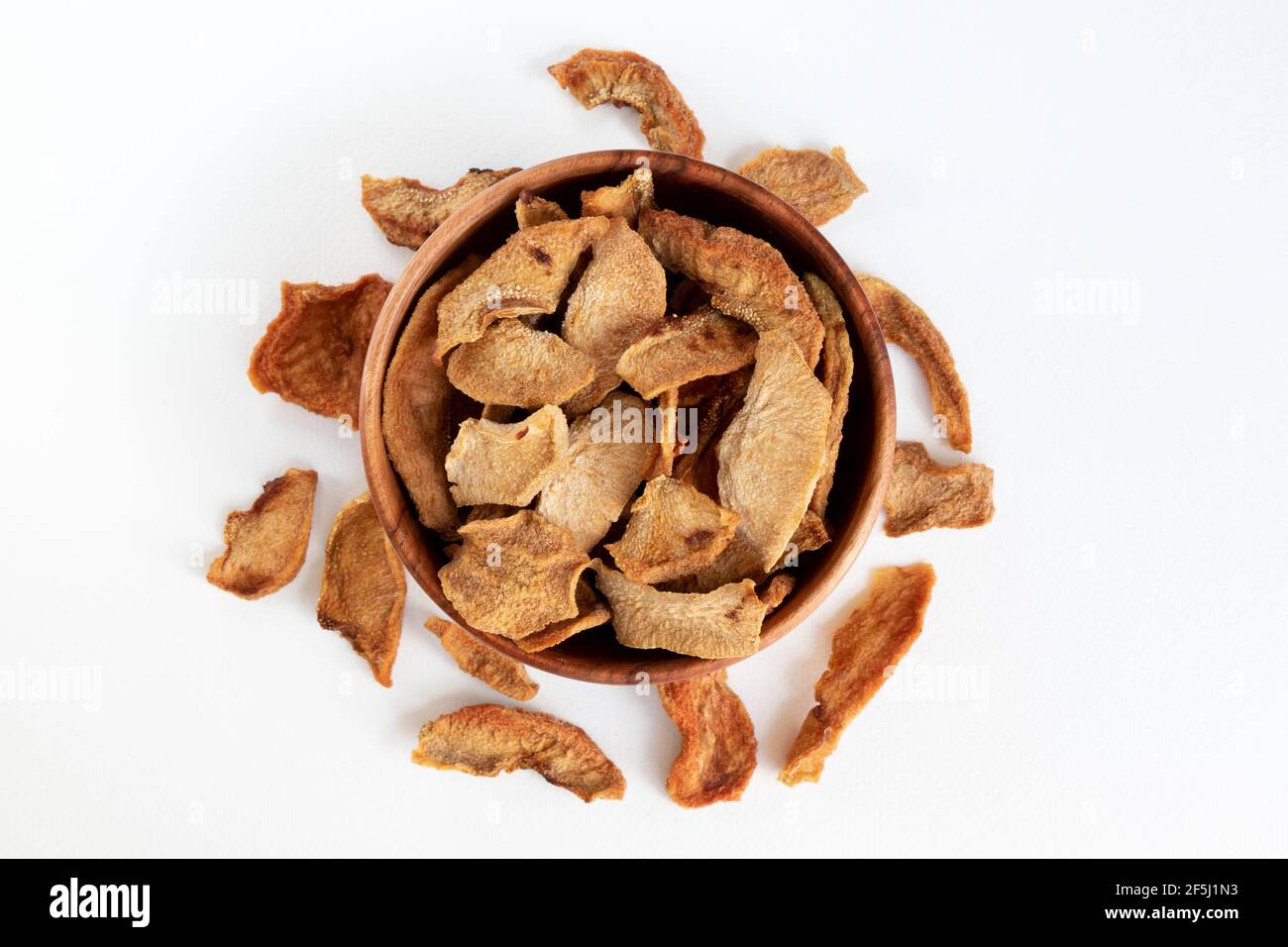 Scheiben getrockneter Birnen auf weißem Hintergrund. Getrocknete Früchte auf weißem Hintergrund verstreut. Kandierte Birne in Scheiben. Draufsicht. Stockfoto