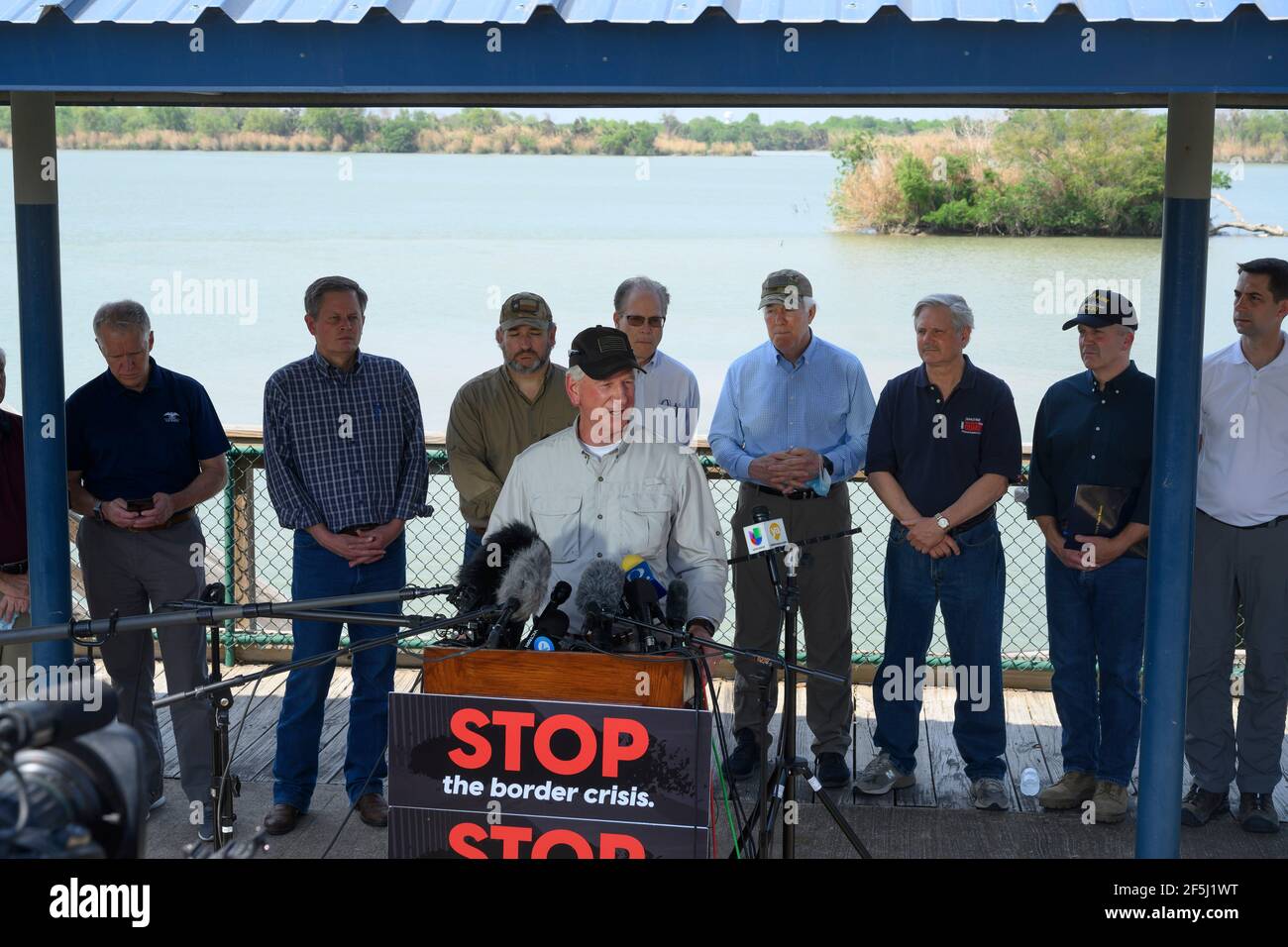 Granjeno, Texas, USA, 26th. März 2021. Senator TOMMY TUBERVILLE aus Alabama spricht zu den Medien, nachdem 18 republikanische US-Senatoren den Rio Grande River südlich von Mission in vier Texas Dept. Of Public Safety Gunboats am Ende einer Wirbelwind-Tour durch Südtexas bereisen. Die Senatoren sahen ein überfülltes Arbeitszentrum für Migranten in Donna und eine Leiche, die im Fluss nördlich des Anzalduas Parks schwebte. Kredit: Bob Daemmrich/Alamy Live Nachrichten Stockfoto