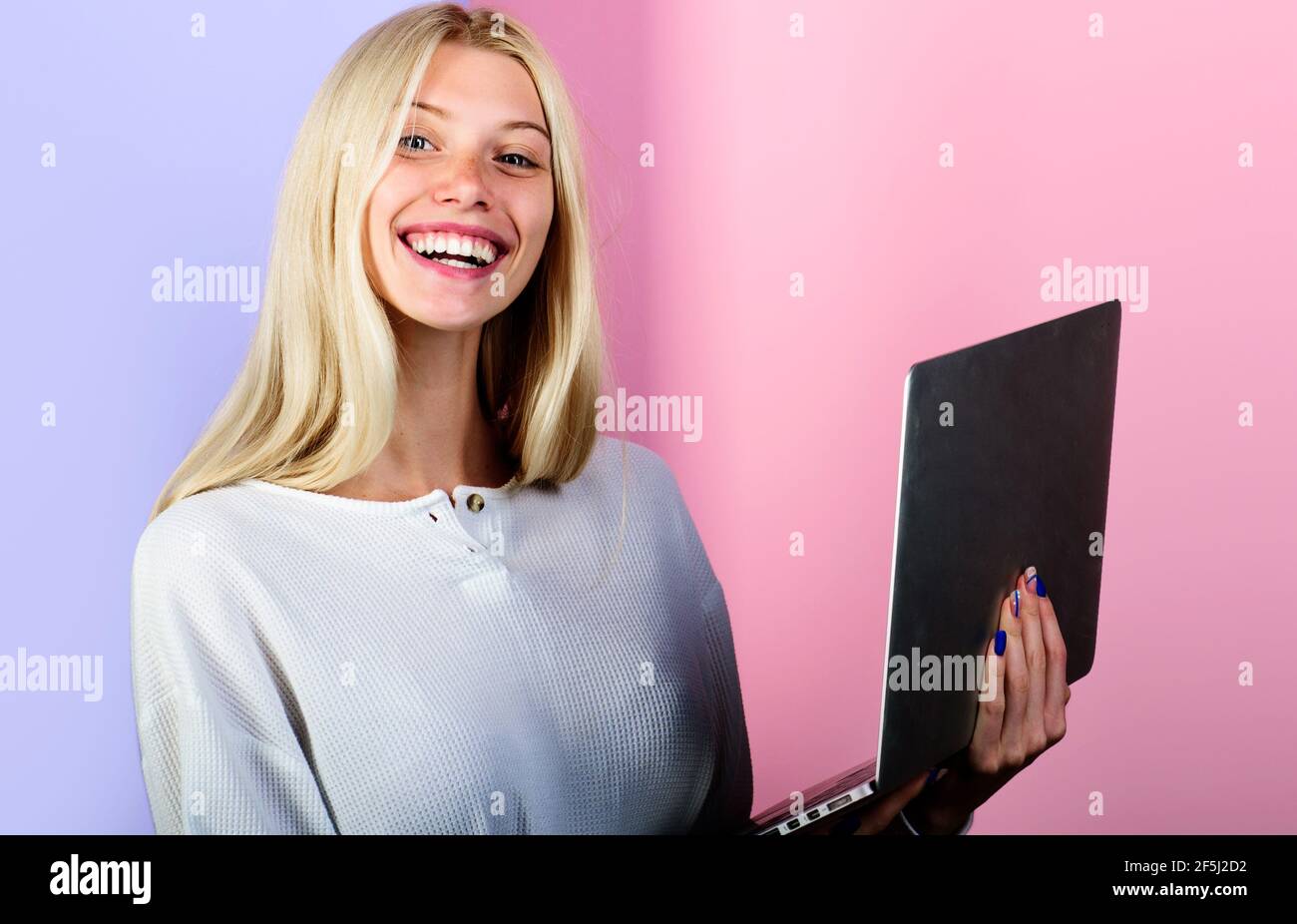 Online-Fernunterricht. Lächelndes Mädchen Student mit Laptop-Computer. Heimarbeit. Freiberufler. Stockfoto