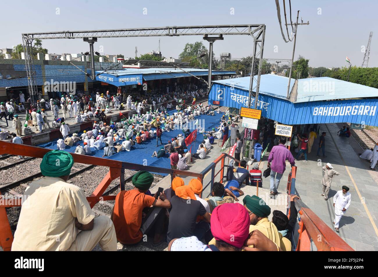 NEU DELHI, INDIEN - MÄRZ 26: Bauern blockieren Bahngleise auf Bharat Bandh rief gegen die drei neuen Agrargesetze, am Bahadurgarh Bahnhof, am 26. März 2021 in Neu Delhi, Indien. Das pan-indische Bandh begann am Freitag um 6am Uhr. Bauern, die gegen die drei umstrittenen zentralen Agrargesetze protestieren, haben die bundesweite Blockade gefordert, um die viermonatigen Proteste zu beenden. (Foto: Sanchit Khanna/ Hindustan Times/Sipa USA) Stockfoto
