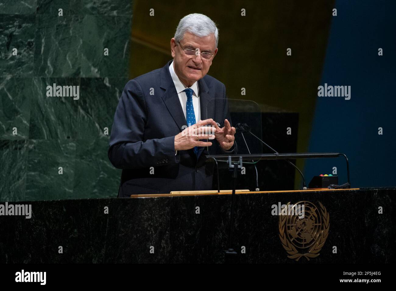 (210326) -- VEREINTE NATIONEN, 26. März 2021 (Xinhua) -- Volkan Bozkir, Präsident der UN-Generalversammlung 75th, spricht am 26. März 2021 im UN-Hauptquartier in New York auf der informellen Tagung der UN-Vollversammlung zur politischen Erklärung über den gerechten globalen Zugang zu COVID-19-Impfstoffen. Die politische Erklärung über den gerechten globalen Zugang zu COVID-19-Impfstoffen, die vom Botschafter des Libanon bei den Vereinten Nationen, Amal Mudallali, verfasst wurde, hat die Unterstützung von 181 Mitgliedstaaten gewonnen, sagte ein UN-Sprecher am Freitag. (Eskinder Debebe/UN Photo/Handout via Xinhua) Stockfoto