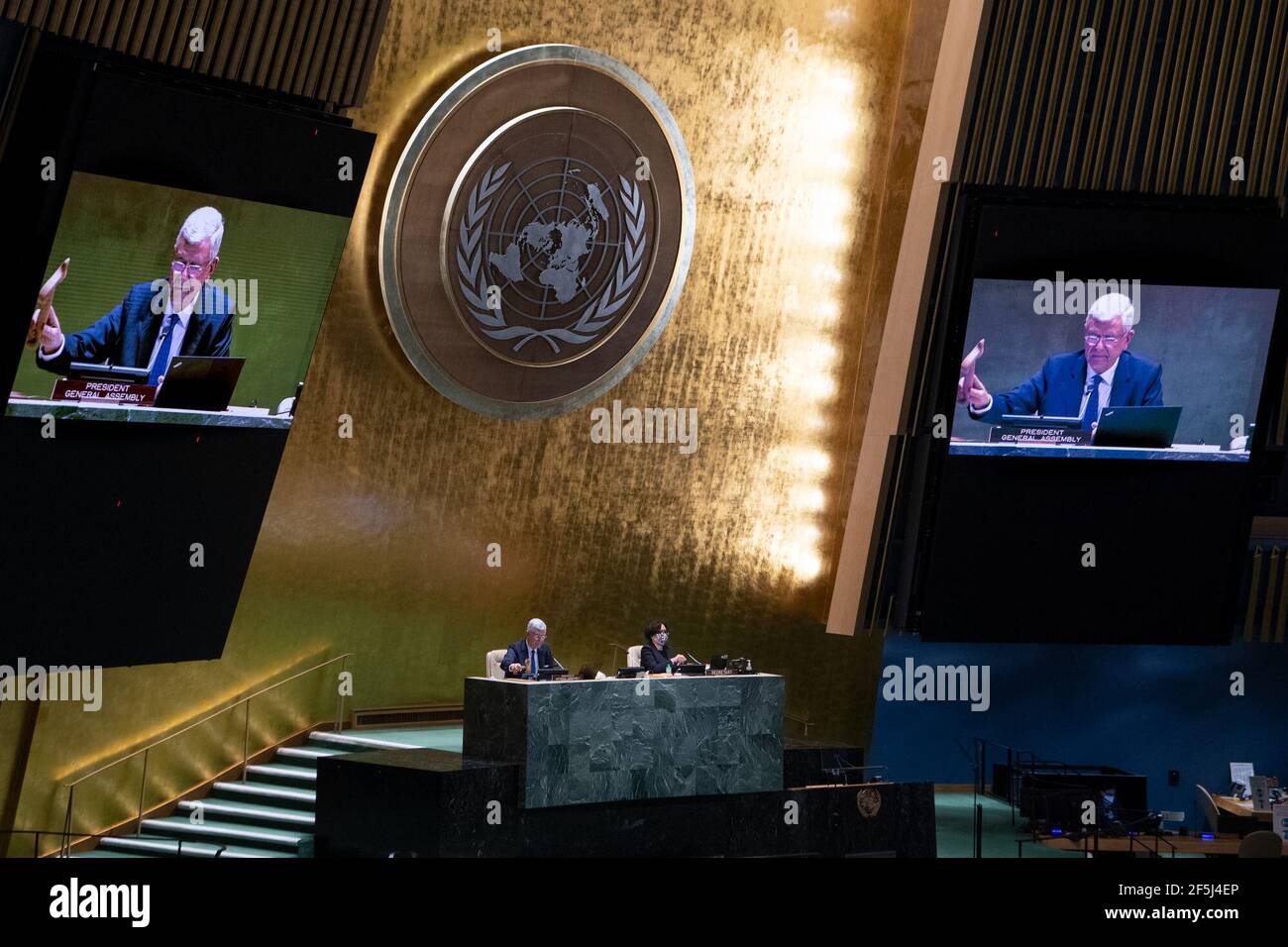 New York, New York, USA. März 2021, 26th. Volkan Bozkir, Präsident der UN-Generalversammlung 75th, leitet am 26. März 2021 die informelle Sitzung der UN-Vollversammlung über die politische Erklärung über den gerechten globalen Zugang zu COVID-19-Impfstoffen am Hauptsitz der Vereinten Nationen in New York. Die politische Erklärung über den gerechten globalen Zugang zu COVID-19-Impfstoffen, die vom Botschafter des Libanon bei den Vereinten Nationen, Amal Mudallali, verfasst wurde, hat die Unterstützung von 181 Mitgliedstaaten gewonnen, sagte ein UN-Sprecher am Freitag. (Eskinder Debebe/UN Photo/Handout via Xinhua) Quelle: Xinhua/Alamy Live Stockfoto