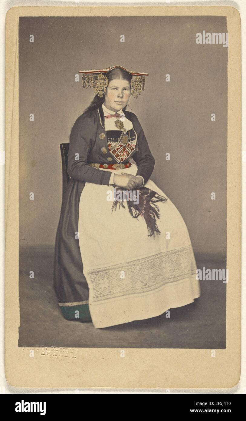 Brud Fra Vos. Frau in traditioneller norwegischer Tracht. Knud Knudsen (Norwegisch, 1832 - 1915, aktiv Bergen, Norwegen) Stockfoto