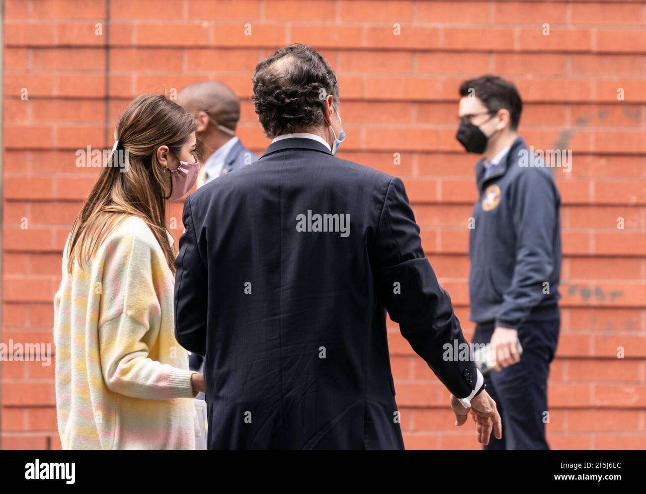 New York, NY - 26. März 2021: Gouverneur Andrew Cuomo und Michaela Andrea Kennedy-Cuomo kommen im New Settlement Community Center zur Bekanntgabe der Partnerschaft mit SOMOS Community Care zur Bereitstellung von COVID-19-Impfstoffen an Stockfoto