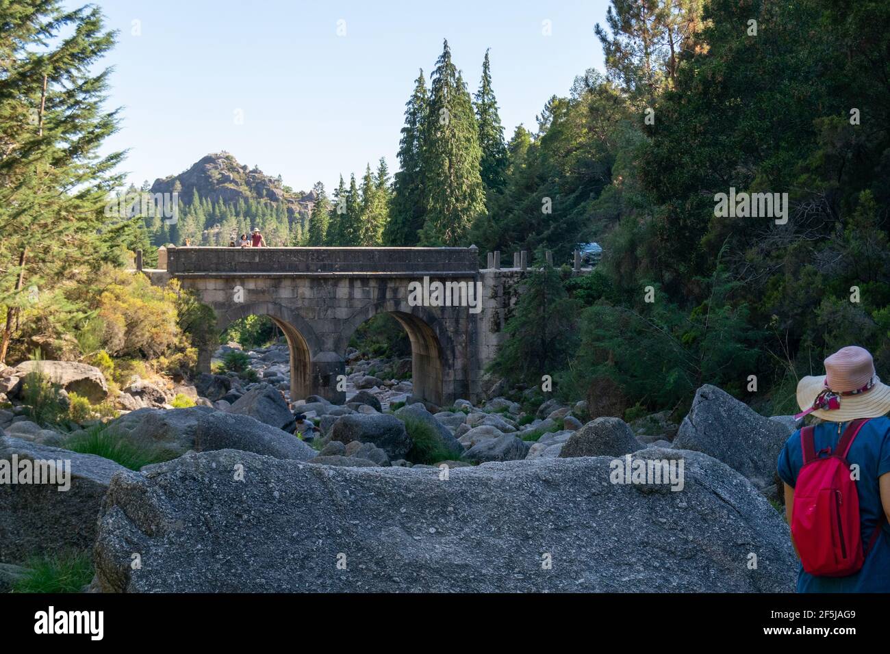 Abenteuer für Frauen im Parque Nacional Peneda Gerês in Portugal. Treeking und Wandern in Gerês. Alleinstehende Frauen Abenteuer in den Bergen. Ponte do Arado. Stockfoto