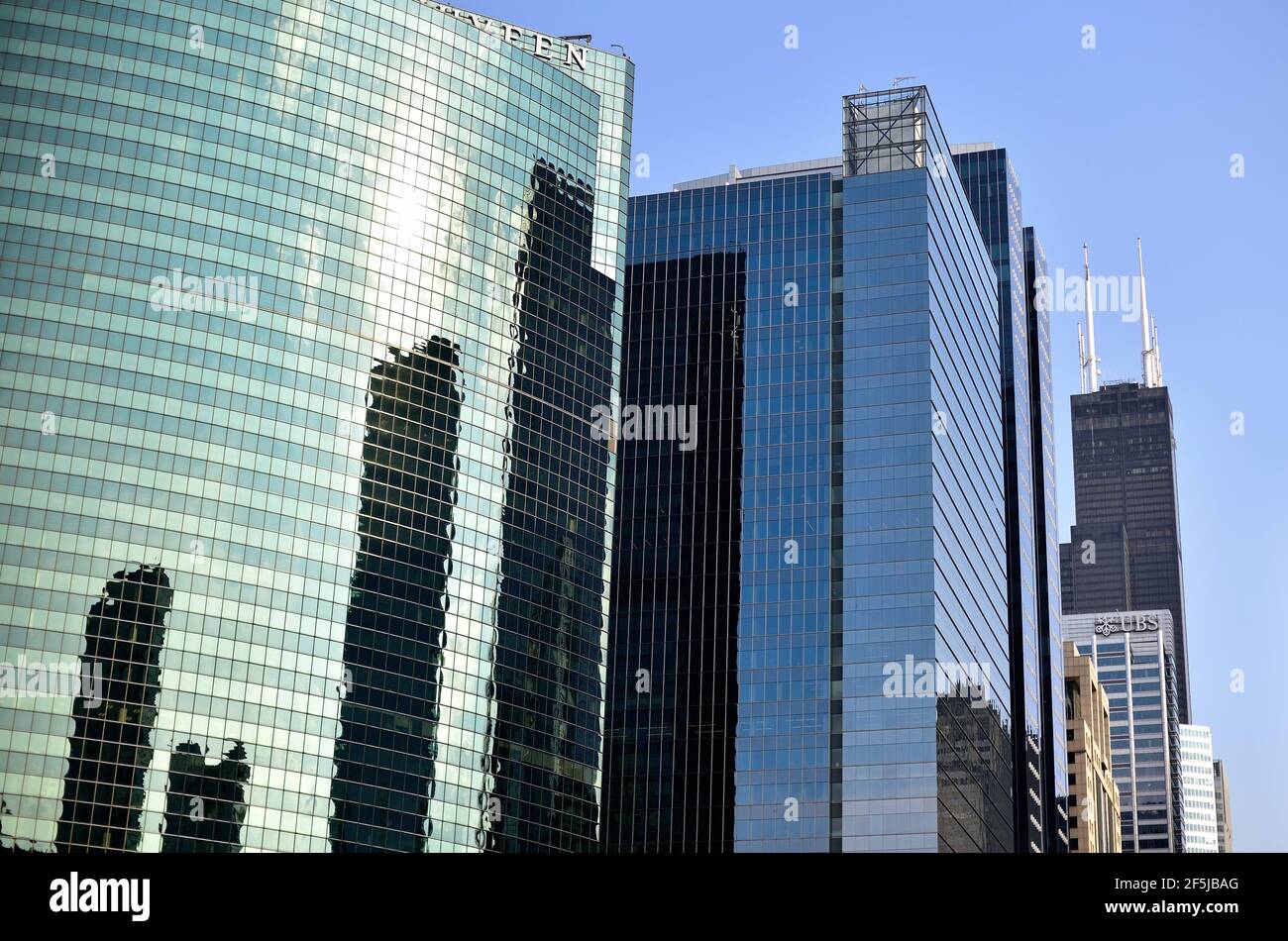 Chicago, Illinois, Steel und schattige Glasgebäude bilden einen Kontrast zu Chicagos höchstem Gebäude, dem Black-hued Willis Tower. Stockfoto