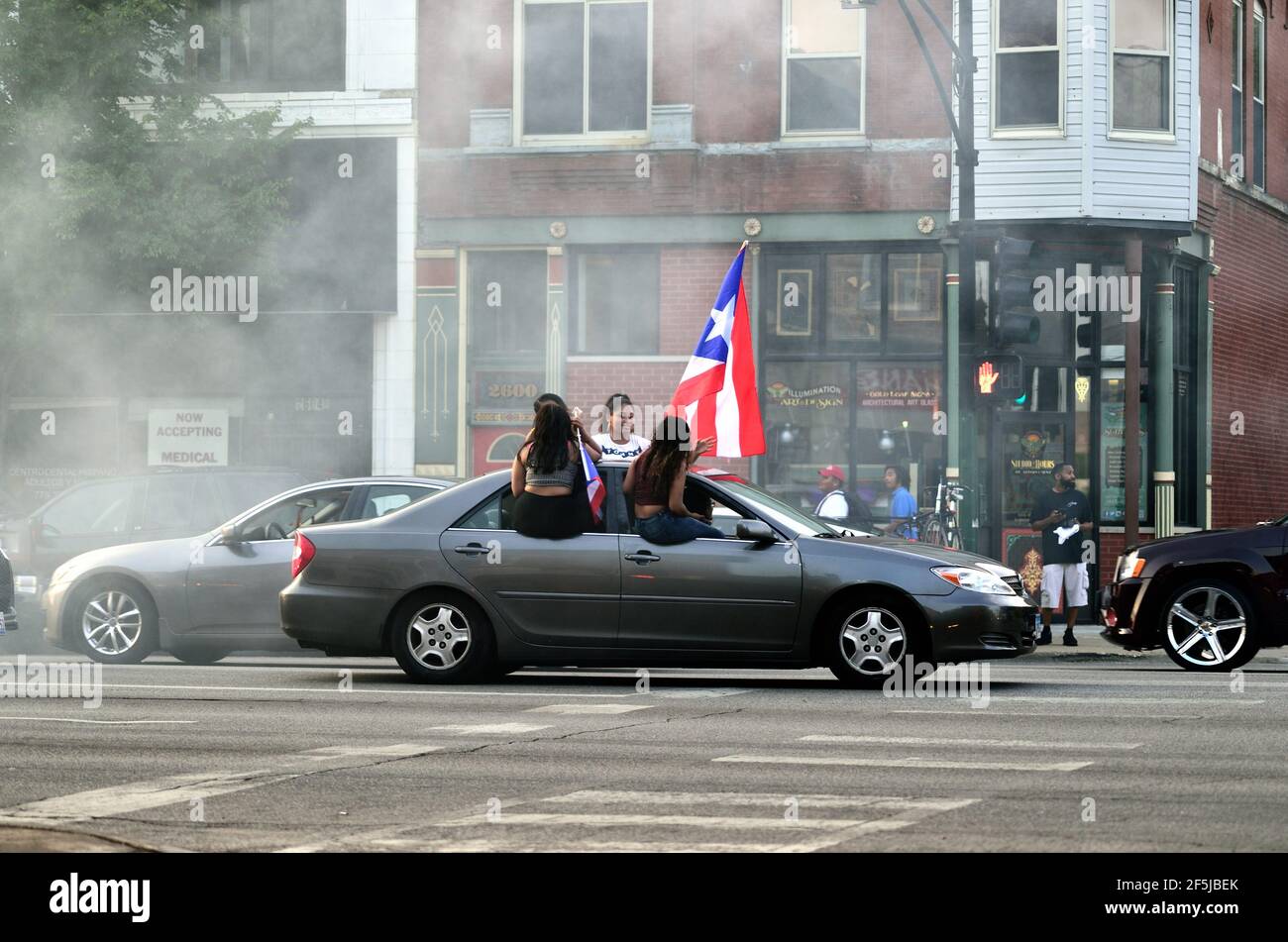 Chicago, Illinois, USA. Die Puerto Rican People's Parade ist in der Stadt jedes Jahr im Juni statt und die Feier geht weiter bis in den Abend und in der Nacht. Stockfoto