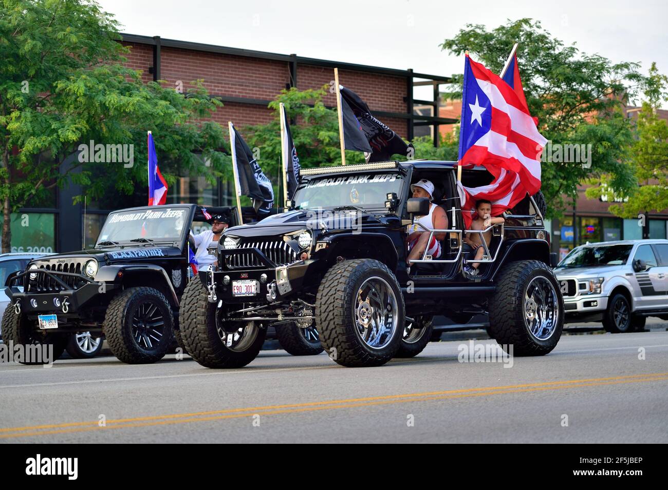 Chicago, Illinois, USA. Die Puerto Rican People's Parade ist in der Stadt jedes Jahr im Juni statt und die Feier geht weiter bis in den Abend und in der Nacht. Stockfoto