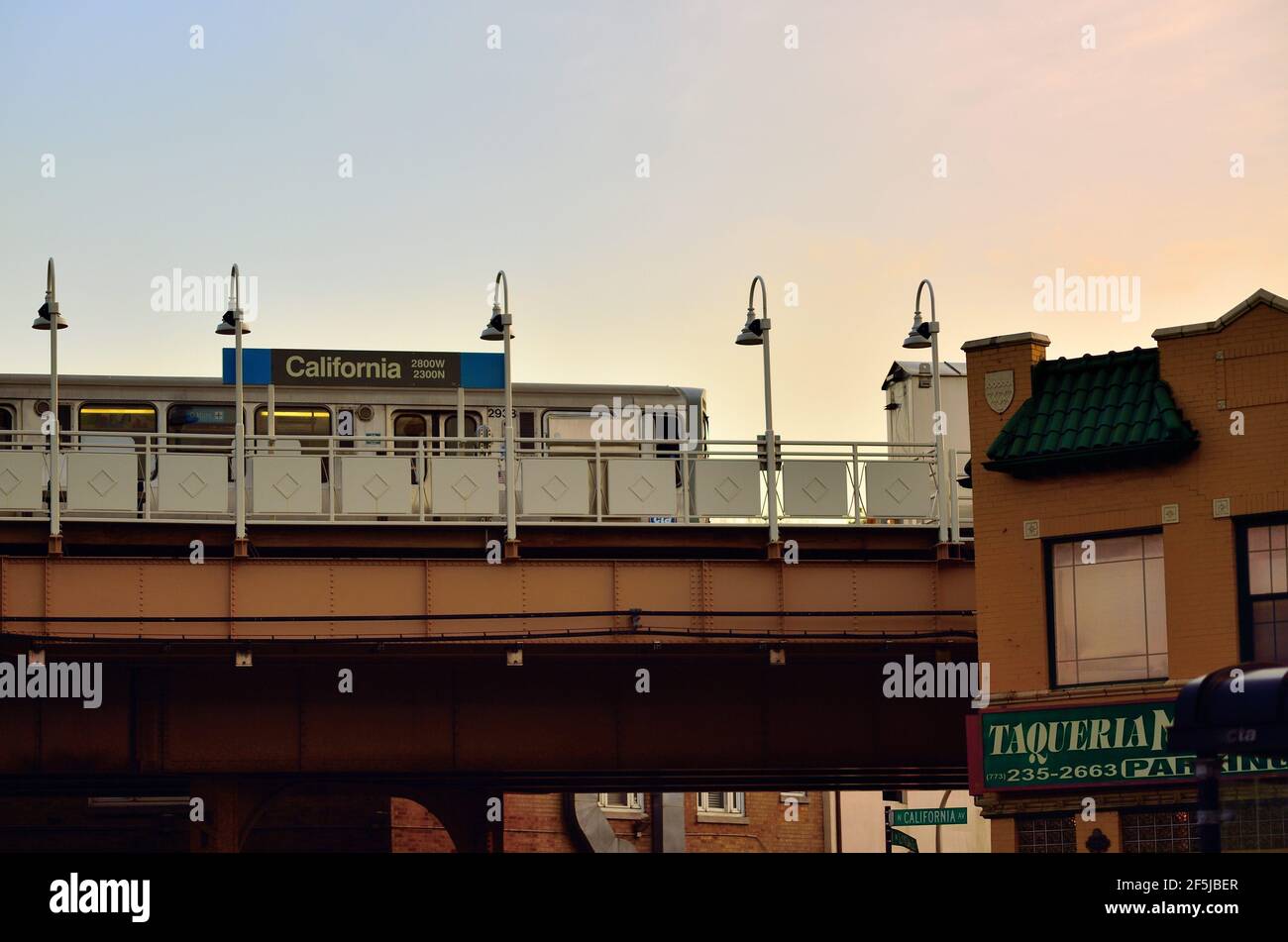 Chicago, Illinois, USA. Ein CTA Blue Line Schnellzug an der California Street L Station in Logan Square Nachbarschaft. Stockfoto