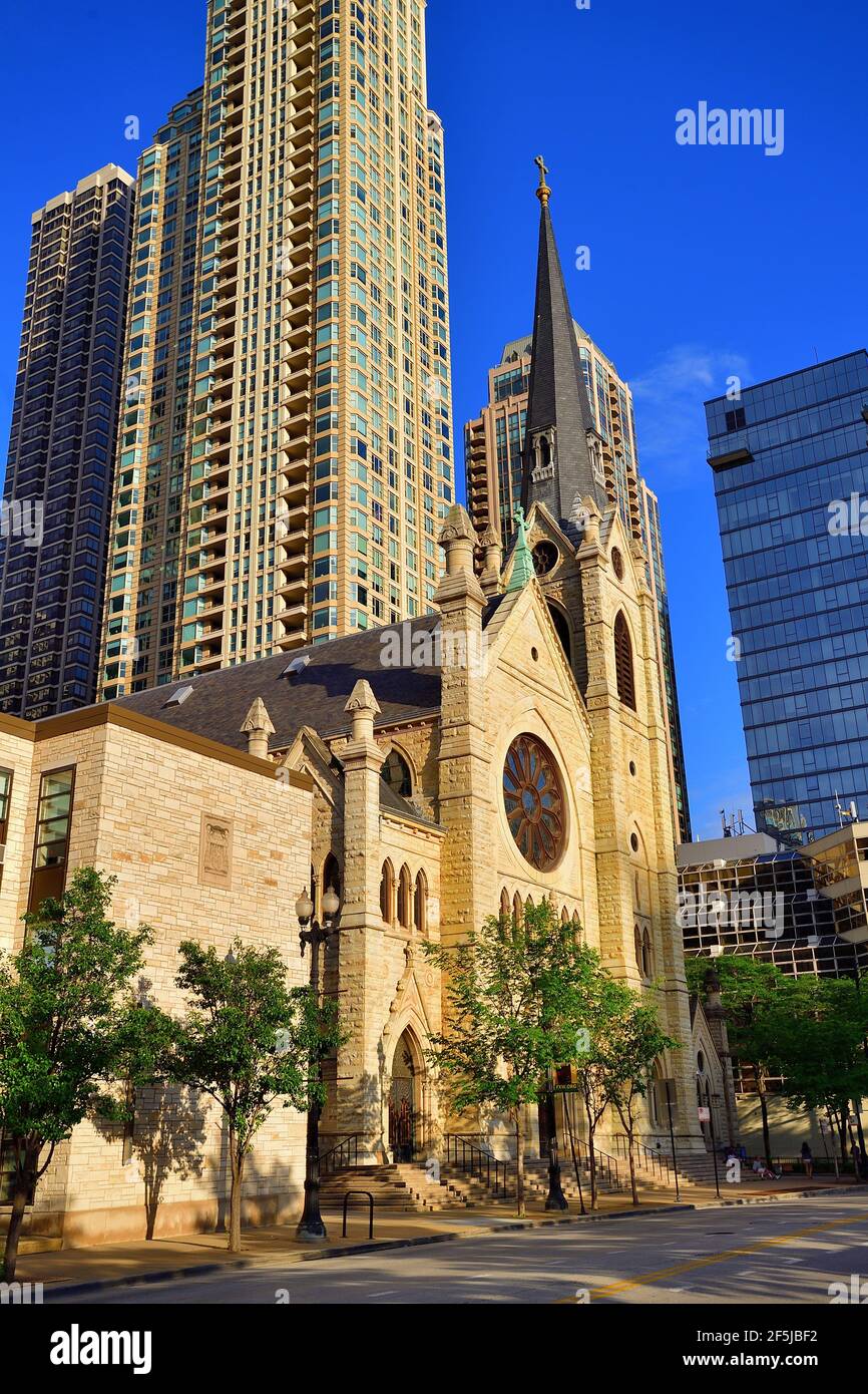 Chicago, Illinois, USA. Die im gotischen Stil gehaltene Holy Name Cathedral sonnt sich an einem Sommertag in der Abendsonne. Stockfoto