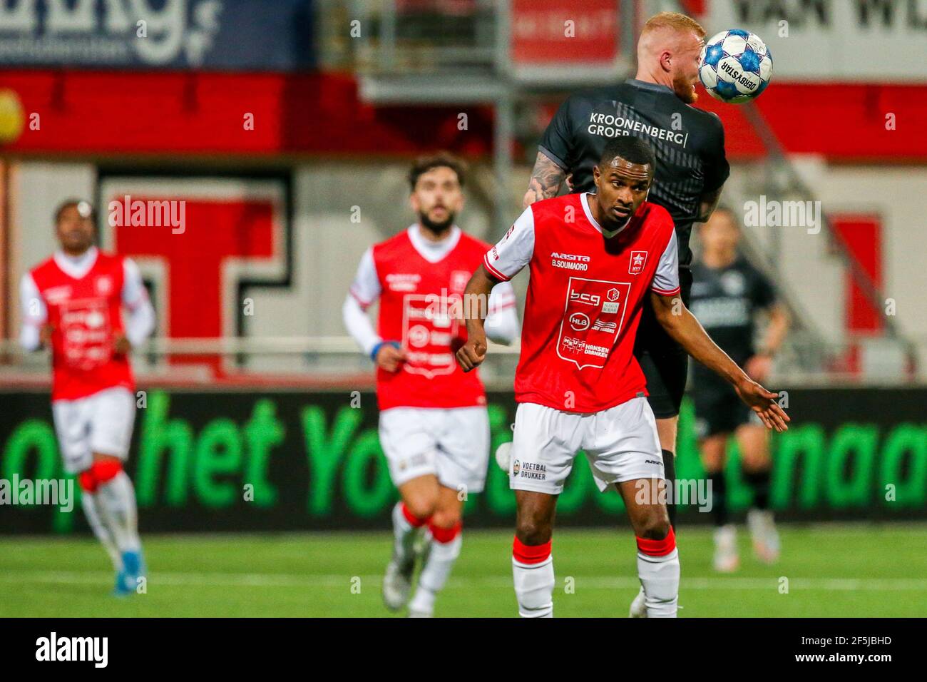 MAASTRICHT, NIEDERLANDE - MÄRZ 26: Thomas Verheydt vom Almere City FC, Brem Soumaoro vom MVV Maastricht während des niederländischen Keukenkampioendivisie-Spiels Be Stockfoto