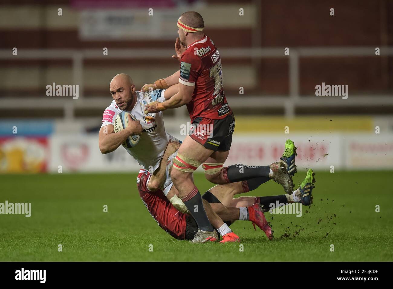 Gloucester, Großbritannien. März 2021, 26th. Olly Woodburn # von Exeter Chiefs wird von george barton #10 von gloucester Rugby und lewis ludlow #7 von gloucester Rugby in Gloucester, UK am 3/26/2021 in Angriff genommen. (Foto: Gareth Dalley/News Images/Sipa USA) Quelle: SIPA USA/Alamy Live News Stockfoto