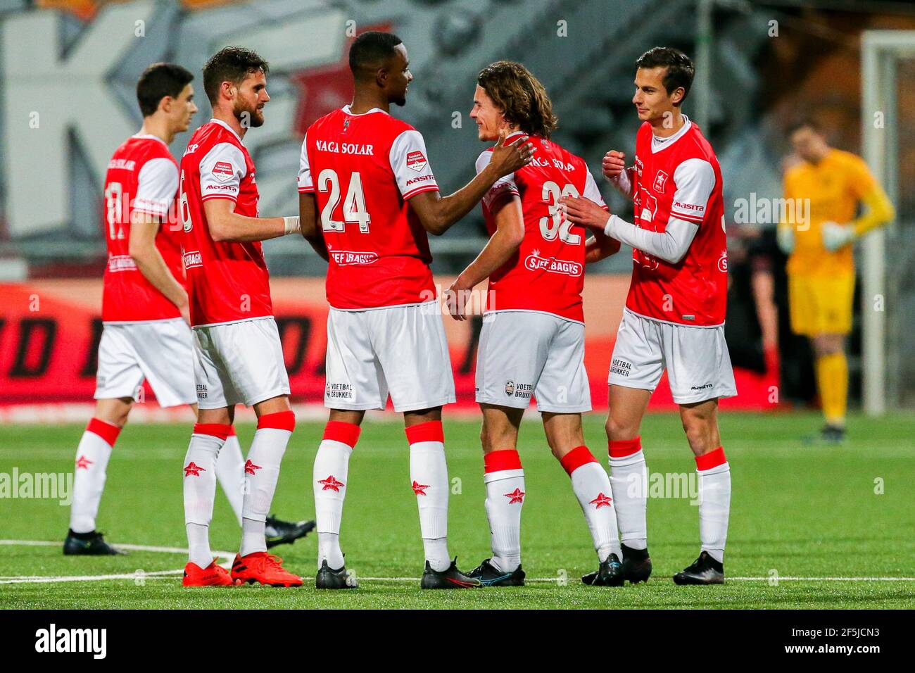 MAASTRICHT, NIEDERLANDE - MÄRZ 26: Koen Kostons von MVV Maastricht, Thibaut van Acker von MVV Maastricht, Brem Soumaoro von MVV Maastricht, Tim Zeegers Stockfoto