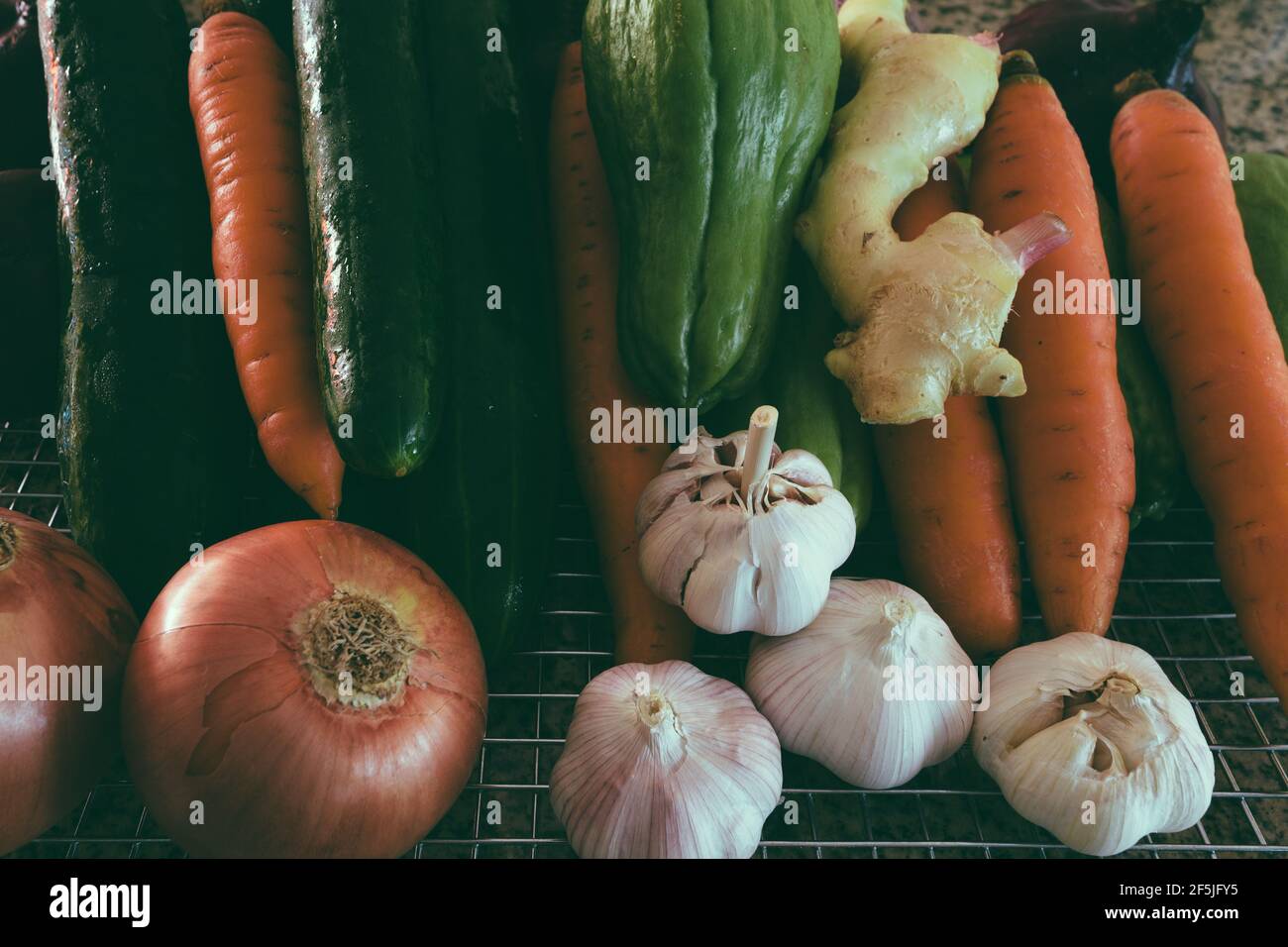 Mischung aus rohem Gemüse auf Granitplatte Stockfoto