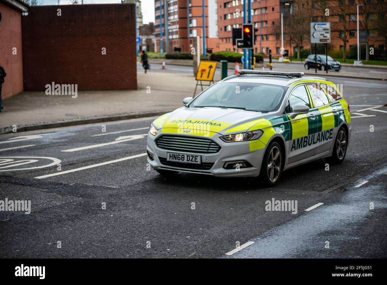Britischer Ambulanzwagen, der sich im Besitz eines privaten Unternehmens befindet, das vom NHS unter Vertrag genommen wurde. Ein Ford Mondeo. Stockfoto