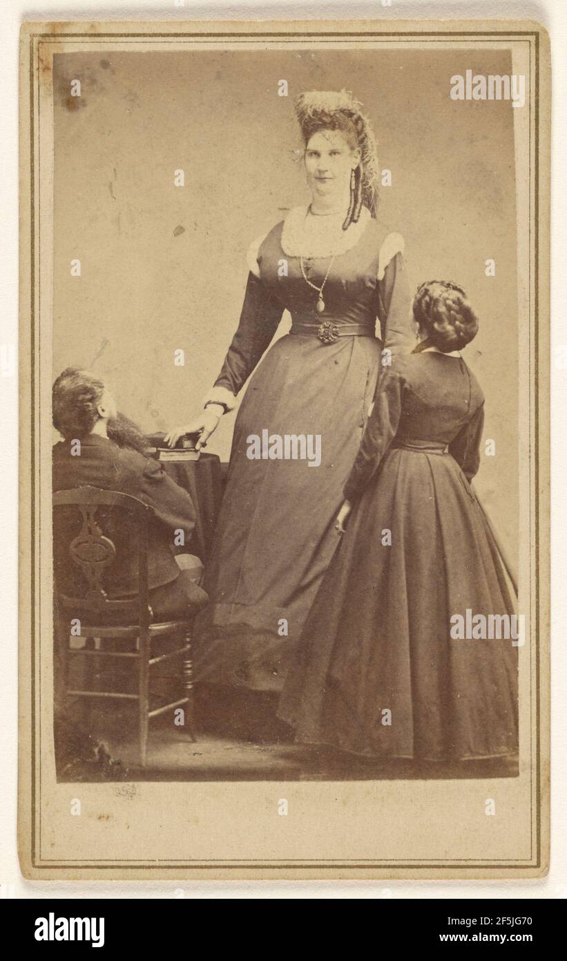 Anna Swan steht vor zwei durchschnittlich großen Leuten. Edward und Henry T. Anthony & Co. (Amerikaner, gegründet 1862, fusioniert 1902) Stockfoto