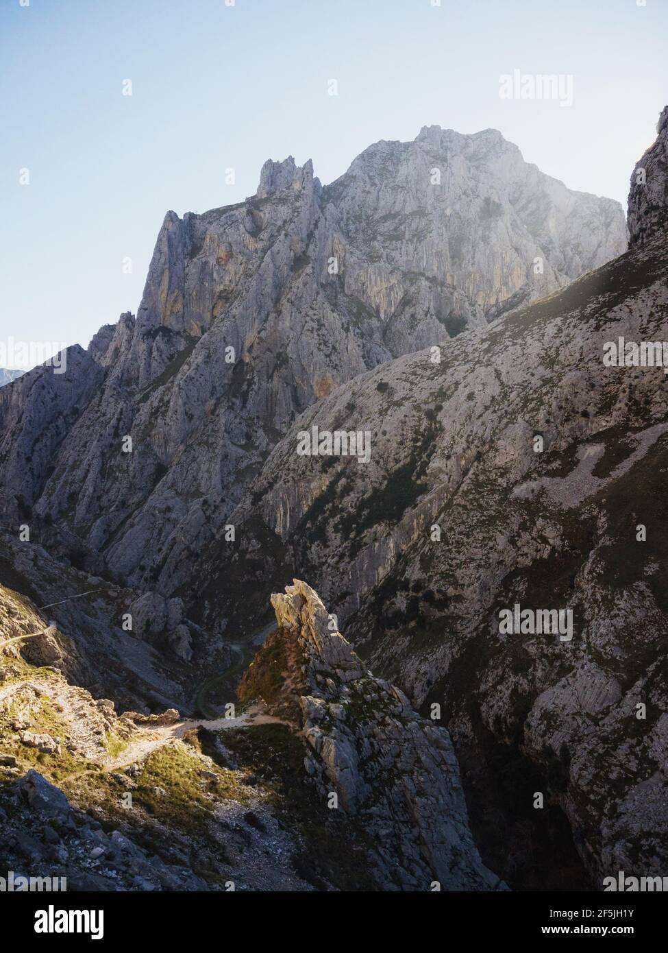 Panorama Blick auf Schlucht Tal Canyon Wanderweg Route Senda del Cares in Picos de Europa Bergkette Poncebos nach Cain Leon Asturias, Spai Stockfoto