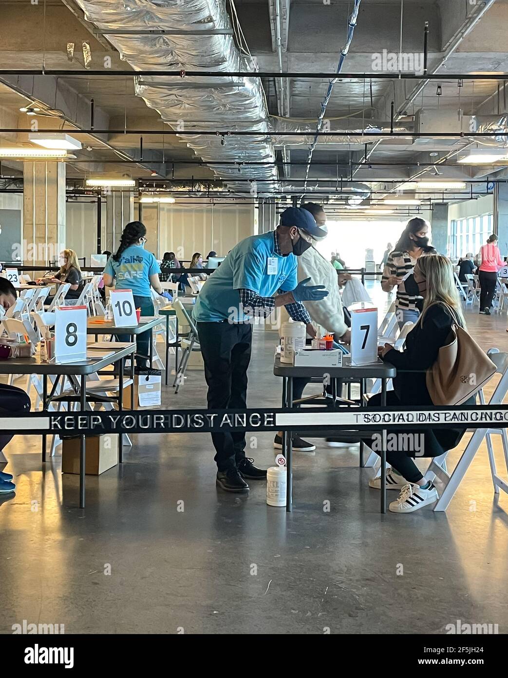 Frisco TX, USA - 26. März 2021: Innenansicht von Krankenhausassistenten, die Menschen helfen, die den Impfstoff covid-19 registrieren Stockfoto