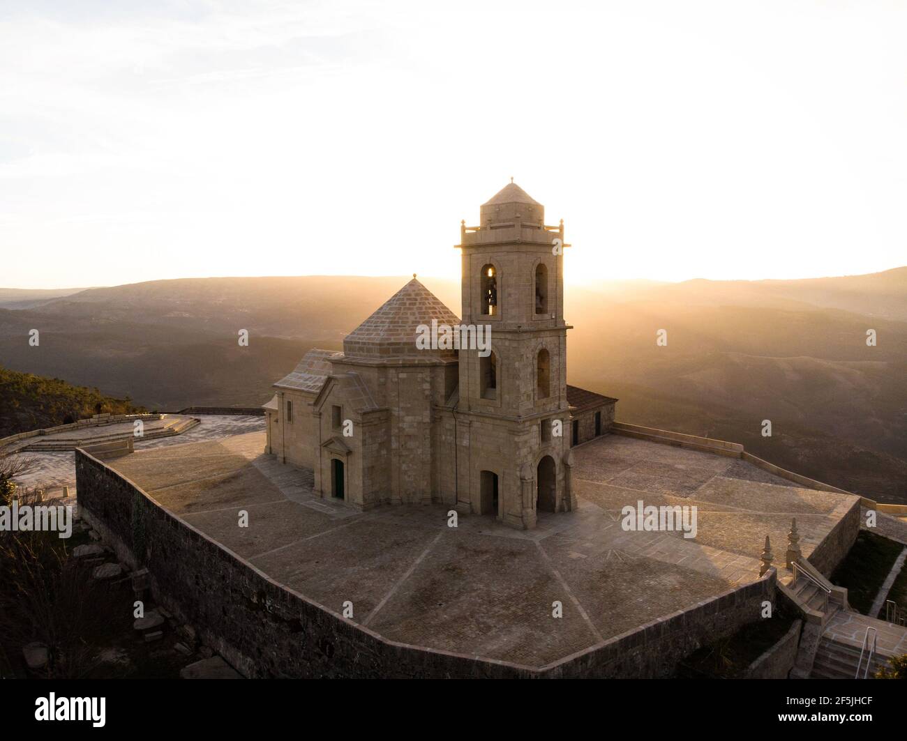 Luftbild Sonnenaufgang Panorama der barocken Kirche Kapelle Sanctuary Nossa Senhora da Granca auf dem Monte Farinha Berggipfel in Mondim de Basto, Vila Real No Stockfoto