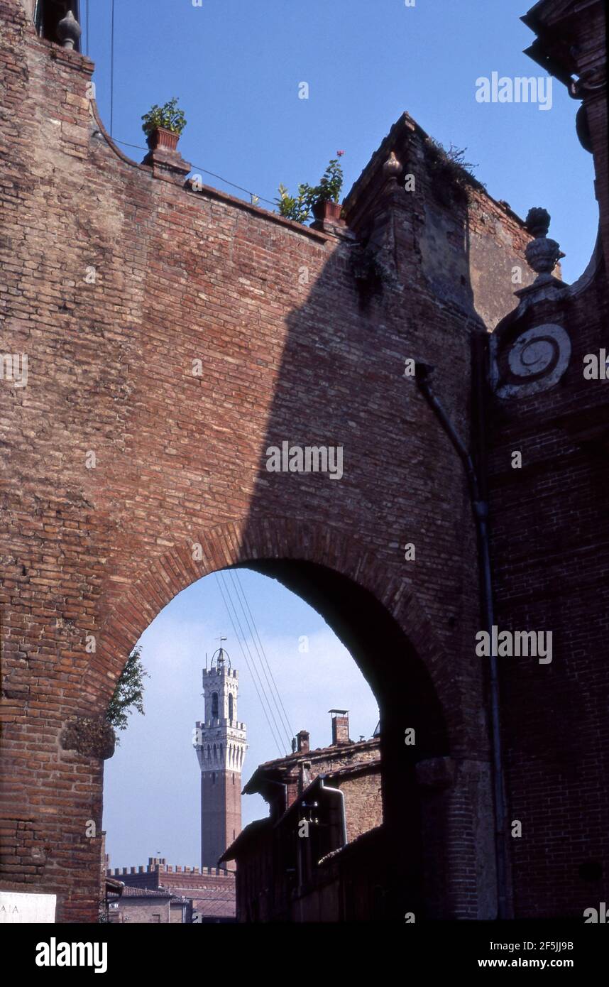 Blick auf den Torre del Mangia durch einen Bogen in Siena, Italien Stockfoto