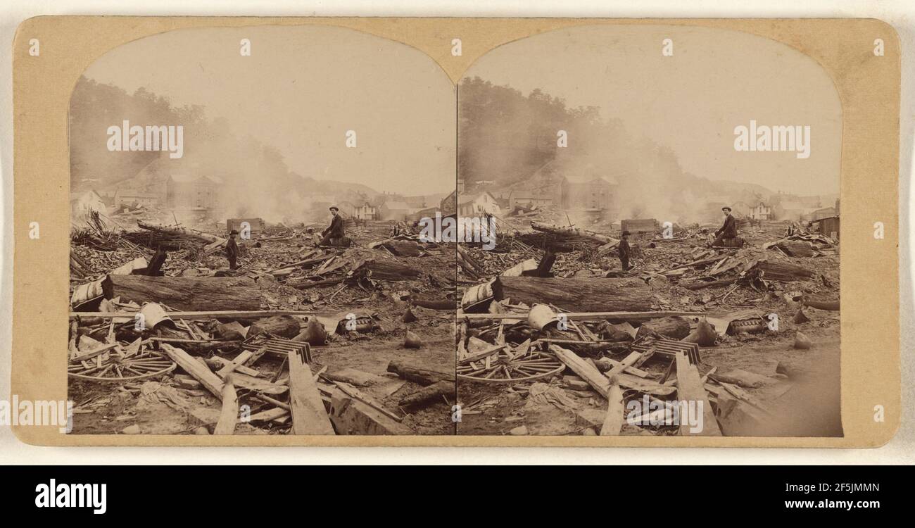 Die Große Johnstown-Sintflut, 31. Mai 1889. Ein Blick von der Ecke der Main Street und Clinton Street. Die Trümmer verbrennen Robert K. Bonine (amerikanisch, 1861 - 1923) Stockfoto