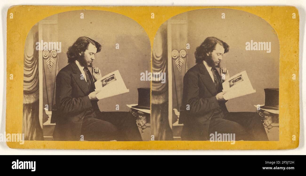 Bärtiger Mann mit langen Haaren, der ein Foto anschaut. Unbekannt Stockfoto