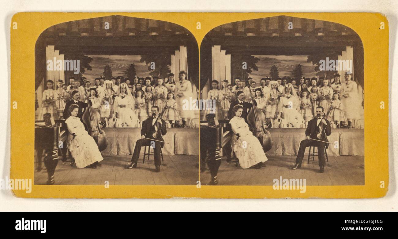 Besetzung eines Theaterstücks auf der Bühne, zwei männliche Musiker saßen vorne mit einer gut gekleideten Frau. Charles P. Hibbard (amerikanisch, 1823 - 1895) Stockfoto