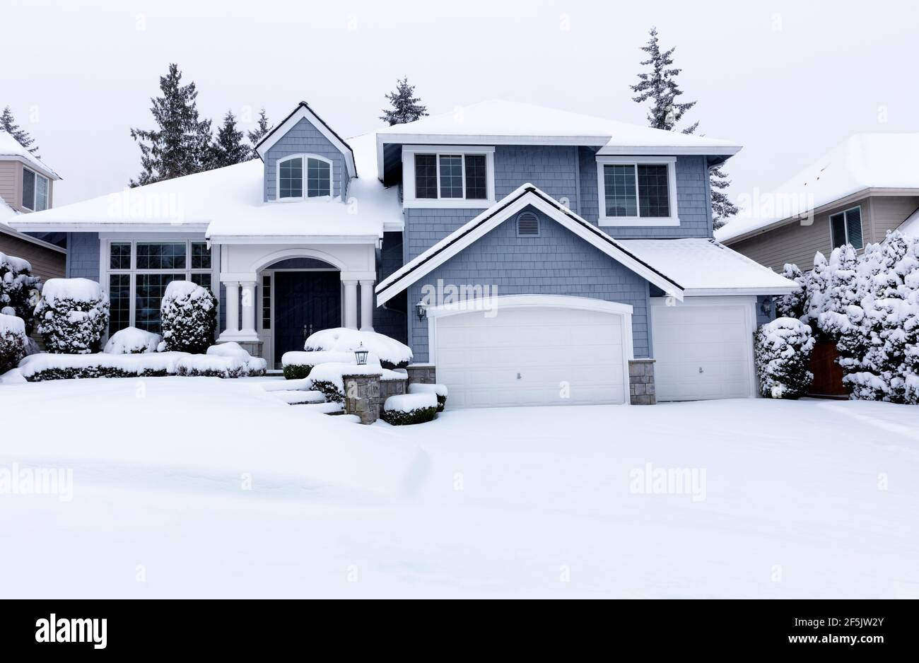 Blick an der Bordwand des Wohnhauses während des Schneesturms im Winter mit Sichtanzeige Leichter Schnee kommt herunter Stockfoto