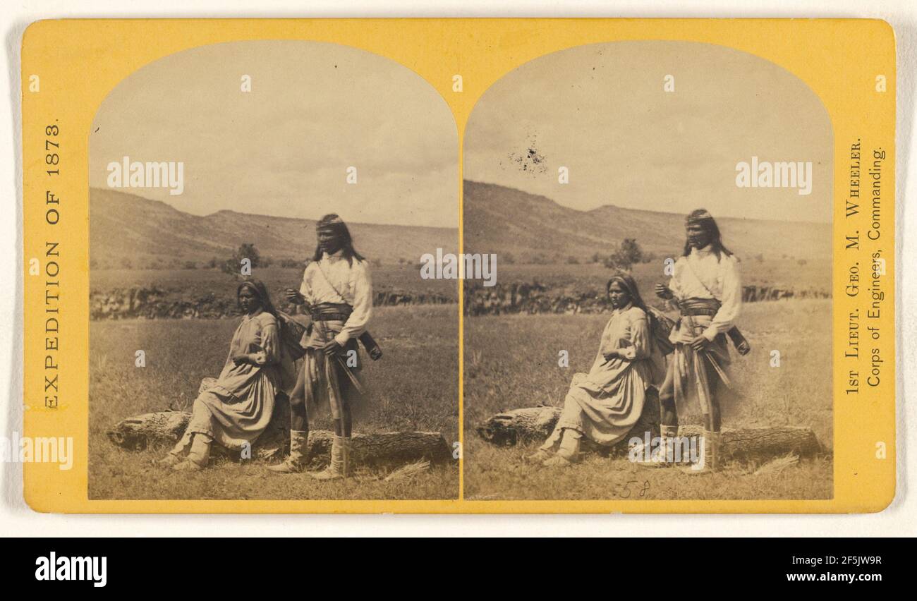 Junger Apache Krieger und seine Squaw, nahe Lager Apache, Arizona.. Timothy H. O'Sullivan (Amerikaner, um 1840 - 1882) Stockfoto