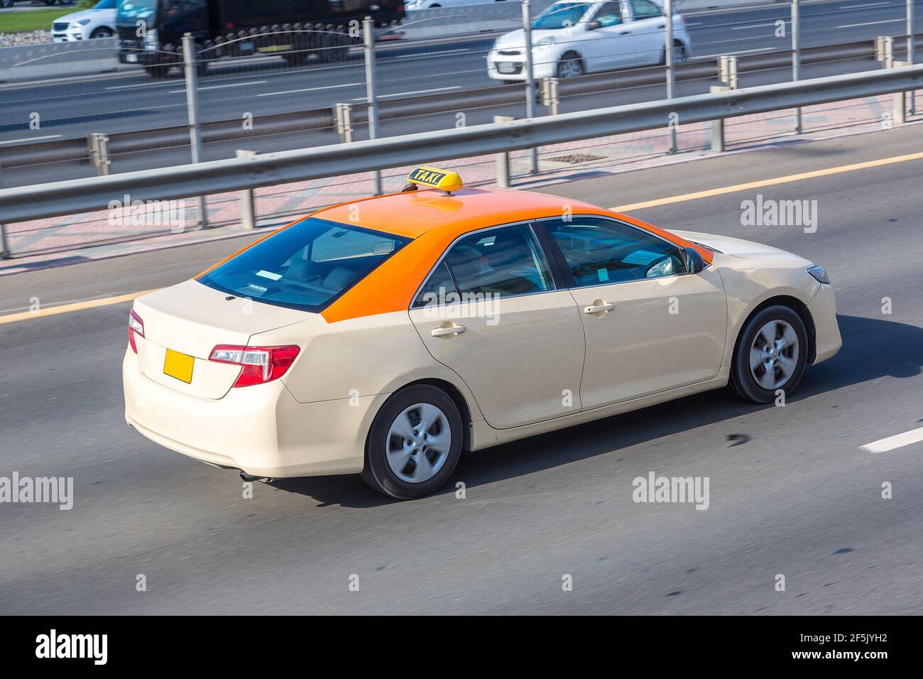 Modernes, klimatisiertes Taxi in Dubai. Vereinigte Arabische Emirate Stockfoto