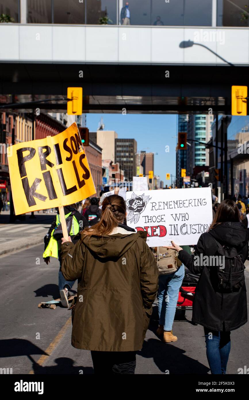 Ottawa, Ontario, Kanada - 20. März 2021: Demonstranten tragen Schilder, die das Justizsystem für den Tod von Personen in der Haft verurteilen. Stockfoto