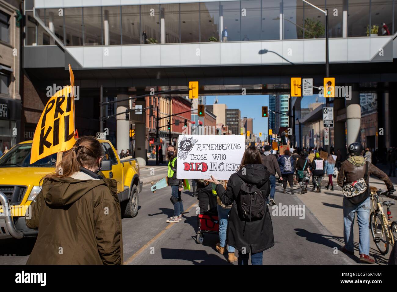Ottawa, Ontario, Kanada - 20. März 2021: Demonstranten tragen Schilder, die das Justizsystem für den Tod von Personen in der Haft verurteilen. Stockfoto