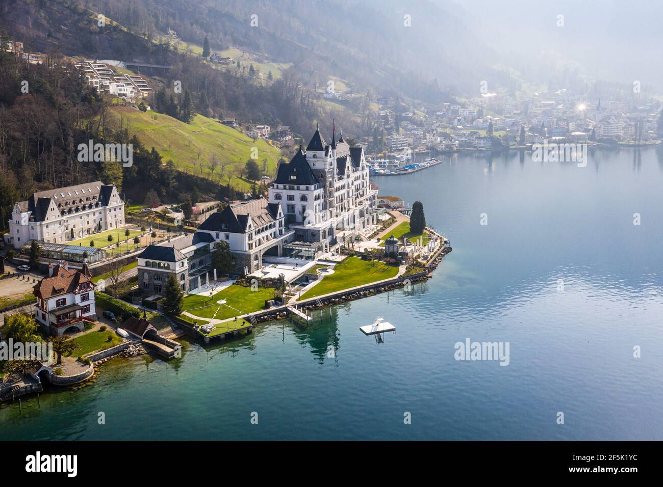 Vitznau, Schweiz - März 28 2020: Dramatische Luftaufnahme des luxuriösen Park Hotel Vitznau, das am Vierwaldstättersee in der Zentralschweiz liegt Stockfoto