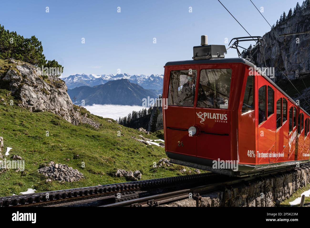 Pilatus, Schweiz - September 30 2020: Die berühmte Zahnradbahn, die steilste der Welt, steigt auf den Gipfel des Pilatus im Kanton Lucern Stockfoto