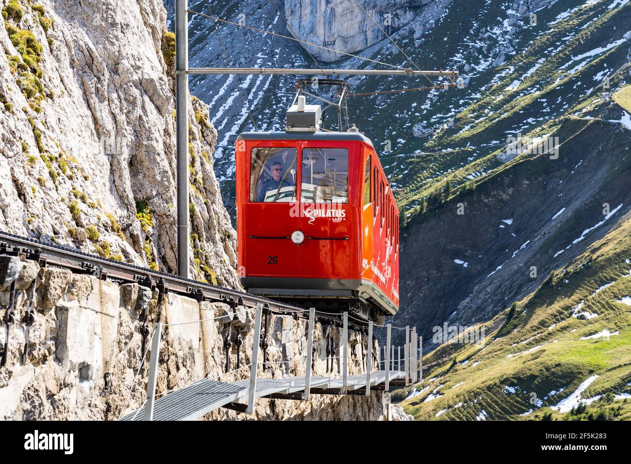 Pilatus, Schweiz - September 30 2020: Die berühmte Zahnradbahn, die steilste der Welt, steigt auf den Gipfel des Pilatus im Kanton Lucern Stockfoto