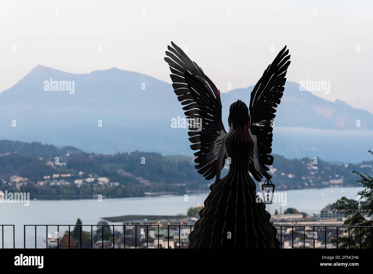 Luzern, Schweiz - September 30 2020: Collection'Air Sculpture Park, der die Stadt Luzern in der Schweiz mit dem Rigi im Hintergrund überblickt Stockfoto