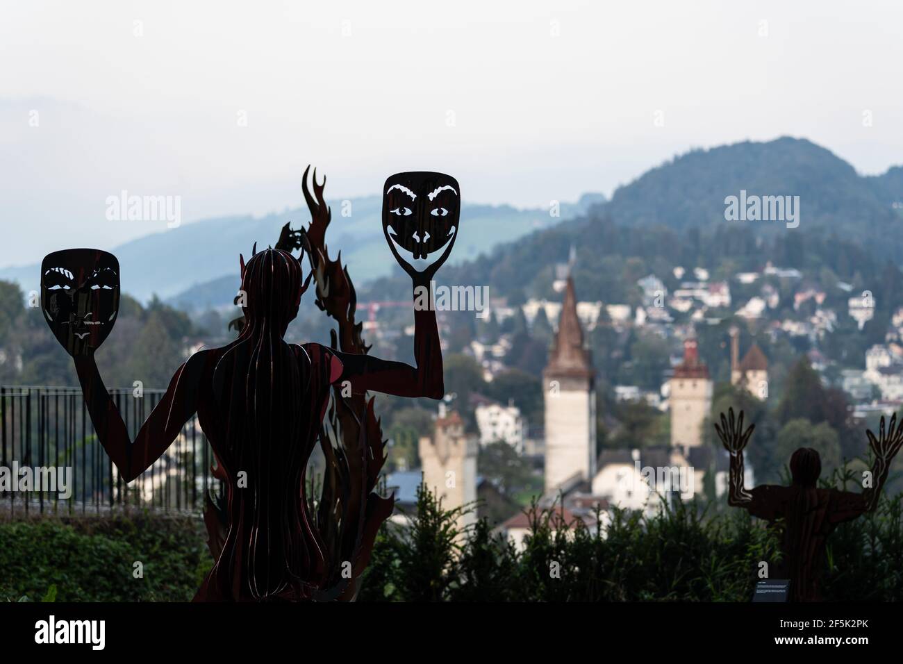Luzern, Schweiz - September 30 2020: Collection'Air Skulpturenpark mit Blick auf Luzern in der Schweiz mit der mittelalterlichen Stadtmauer im Hintergrund Stockfoto