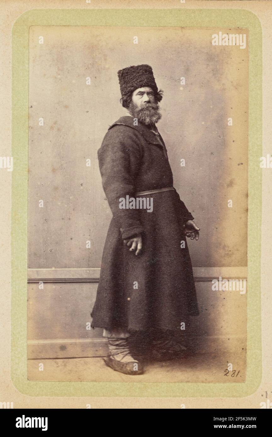 Bärtiger Mann posiert in langem, dunklem Mantel und Wollhut. William Carrick (Scottish, 1827 - 1878) Stockfoto