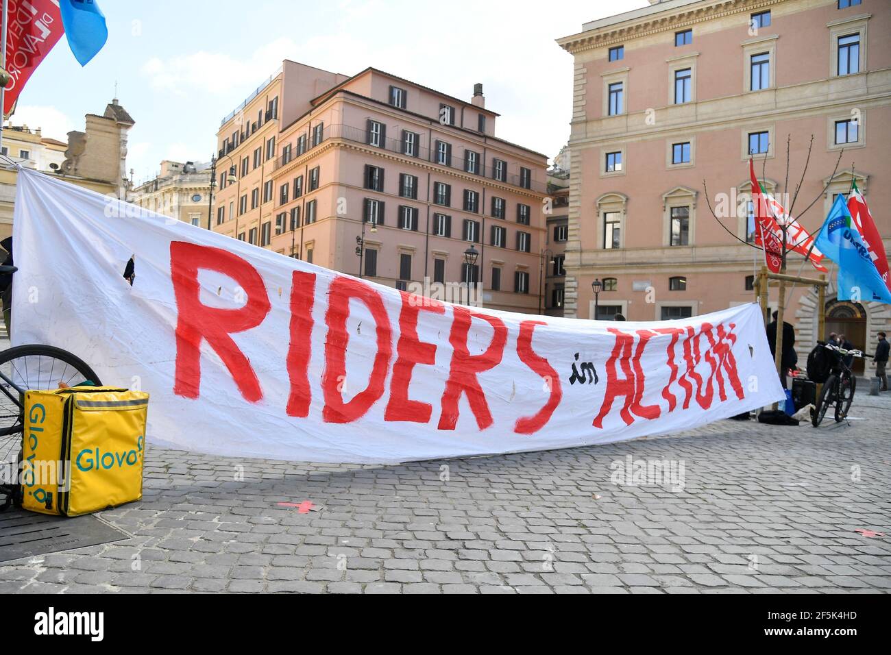 Ein riesiges Banner während der Demonstration gesehen.Delivery Riders Protest in einer ‘No Delivery day Rider Demonstration’ auf der Piazza San Silvestro Rom fordern echte Verträge mit besseren Schutz, konkrete Garantien, Fairness und Respekt für ihre Arbeit mit angemessener Vergütung. Stockfoto