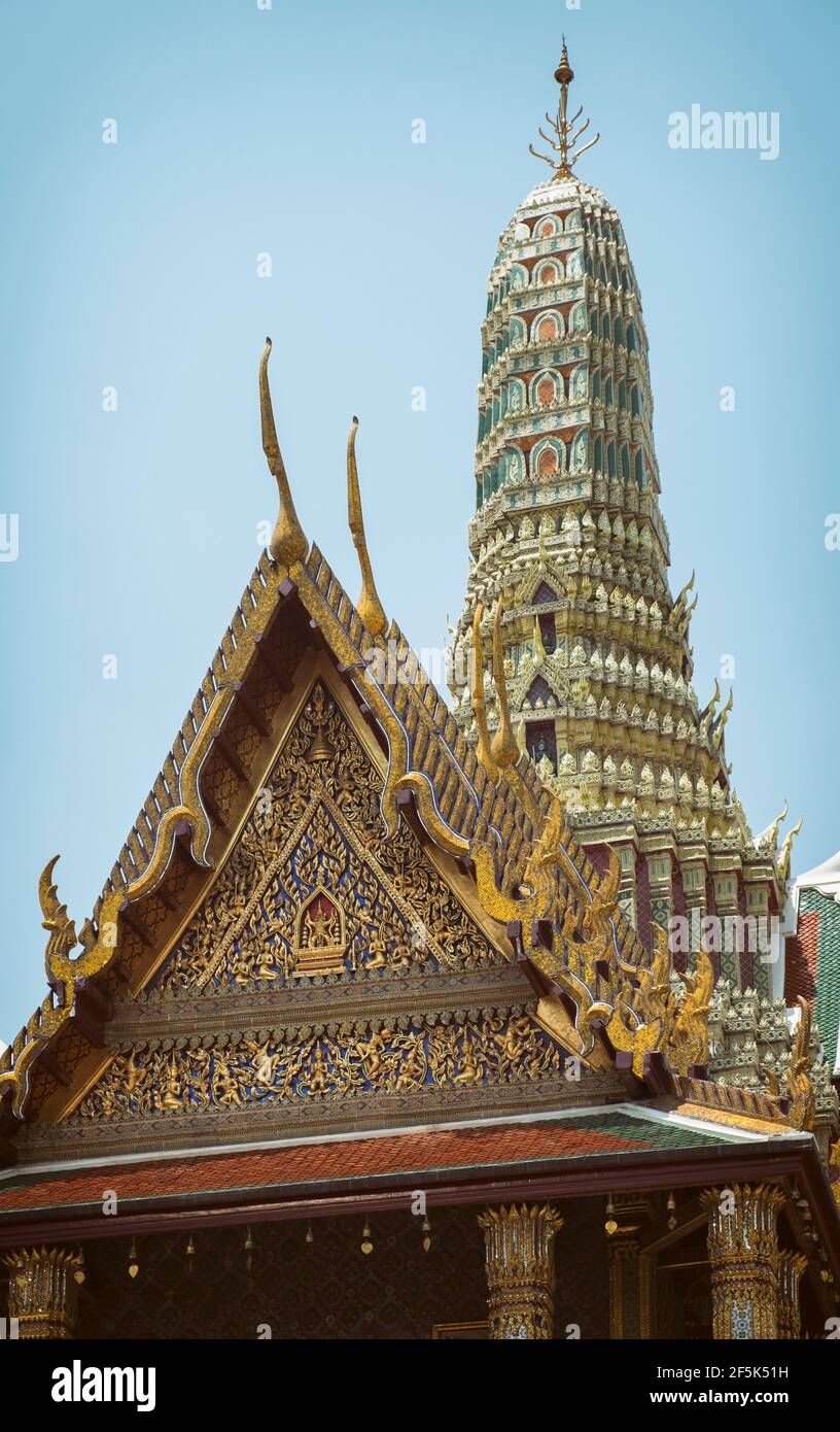 Foto des Wat Pho Tempels in Bangkok und der Blauer Himmel Stockfoto