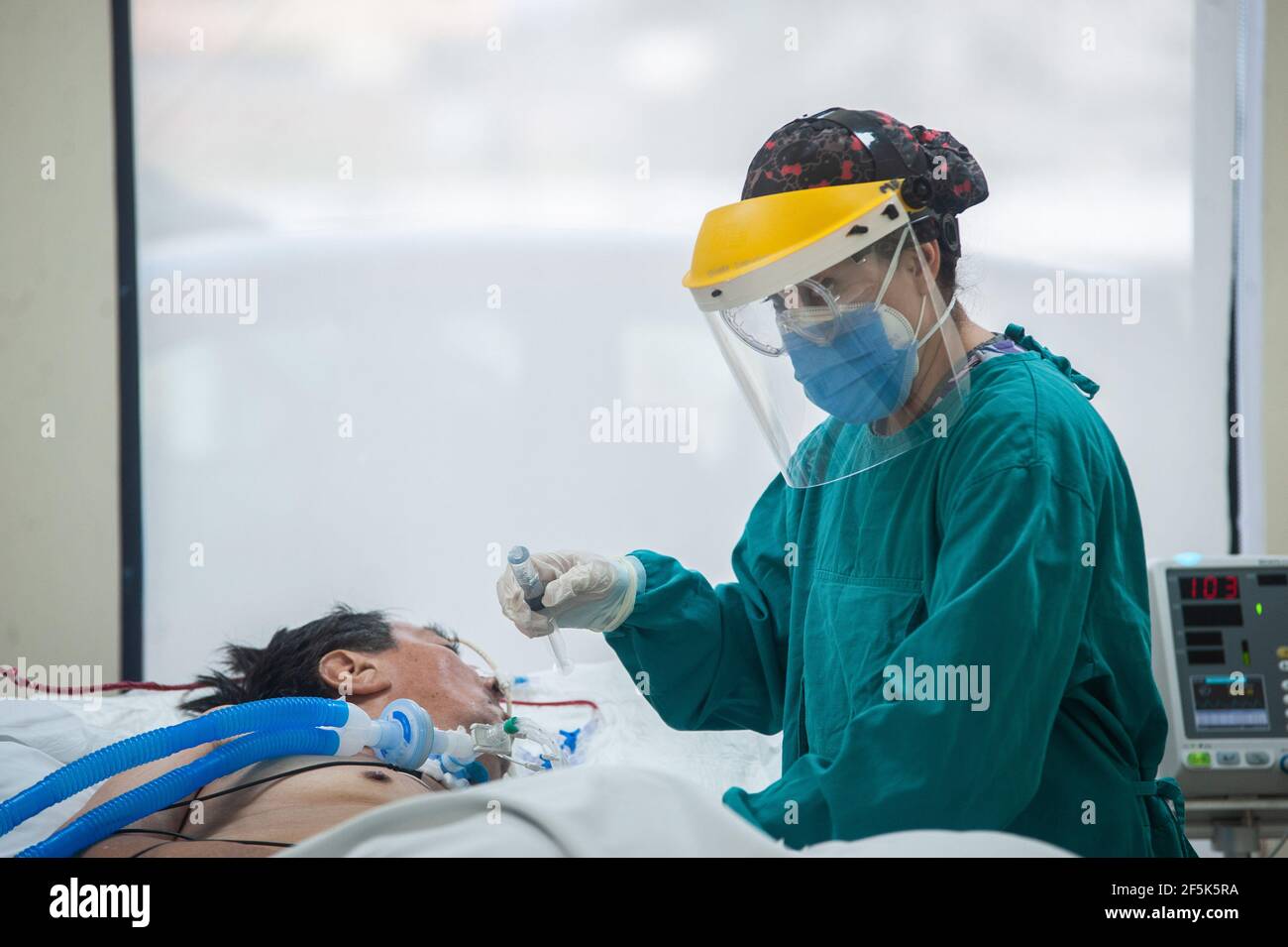 Ein Mitarbeiter im Gesundheitswesen betreut einen kritischen Covid-19-Patienten im IESS-Krankenhaus Quito Sur. In den letzten Wochen hat die ecuadorianische Hauptstadt eine Erholung von Covid19 neuen Fällen beobachtet, die eine Sättigung der wichtigsten Krankenhäuser in der Stadt verursacht hat, nach Dr. Francisco Mora, der Koordinator für epidemiologische und infektiologische Überwachung des IESS SUR Hospital von Quito ist, Dieses Gesundheitszentrum hat 146% seiner Kapazität, was zur Anpassung von Warteräumen und Sprechzimmer wie Intensivstationen im Notruftflügel geführt hat. (Foto von Juan Diego Montenegro/SOPA IMA/Sipa USA) Stockfoto