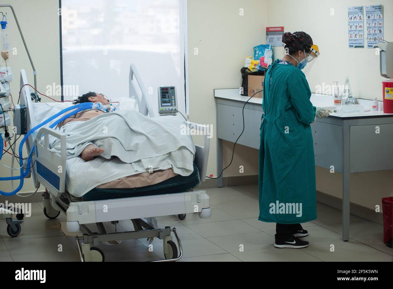 Ein Mitarbeiter im Gesundheitswesen, der mit einem kritischen Covid-19-Patienten im Krankenhaus IESS Quito Sur gesehen wurde. In den letzten Wochen hat die ecuadorianische Hauptstadt eine Erholung von Covid19 neuen Fällen beobachtet, die eine Sättigung der wichtigsten Krankenhäuser in der Stadt verursacht hat, nach Dr. Francisco Mora, der Koordinator für epidemiologische und infektiologische Überwachung des IESS SUR Hospital von Quito ist, Dieses Gesundheitszentrum hat 146% seiner Kapazität, was zur Anpassung von Warteräumen und Sprechzimmer wie Intensivstationen im Notruftflügel geführt hat. (Foto von Juan Diego Montenegro/SOPA IMA/Sipa USA) Stockfoto