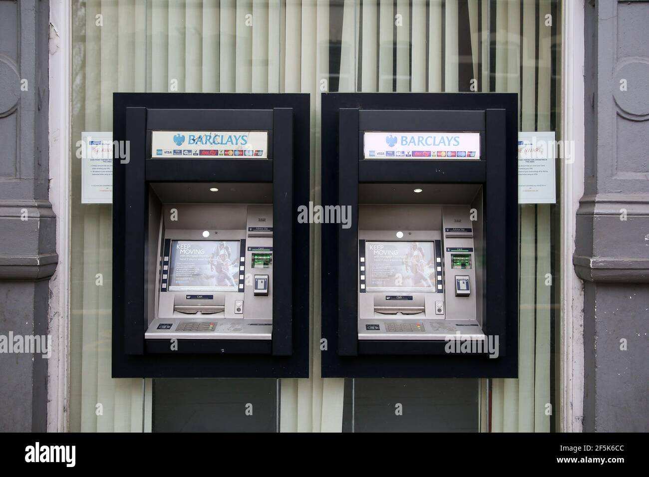 Geldautomaten außerhalb der Barclays Bank in London. Stockfoto