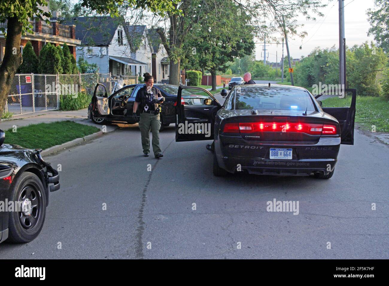 Die Polizei untersucht einen verdächtigen Vehcile in Detroit, Michigan, USA Stockfoto