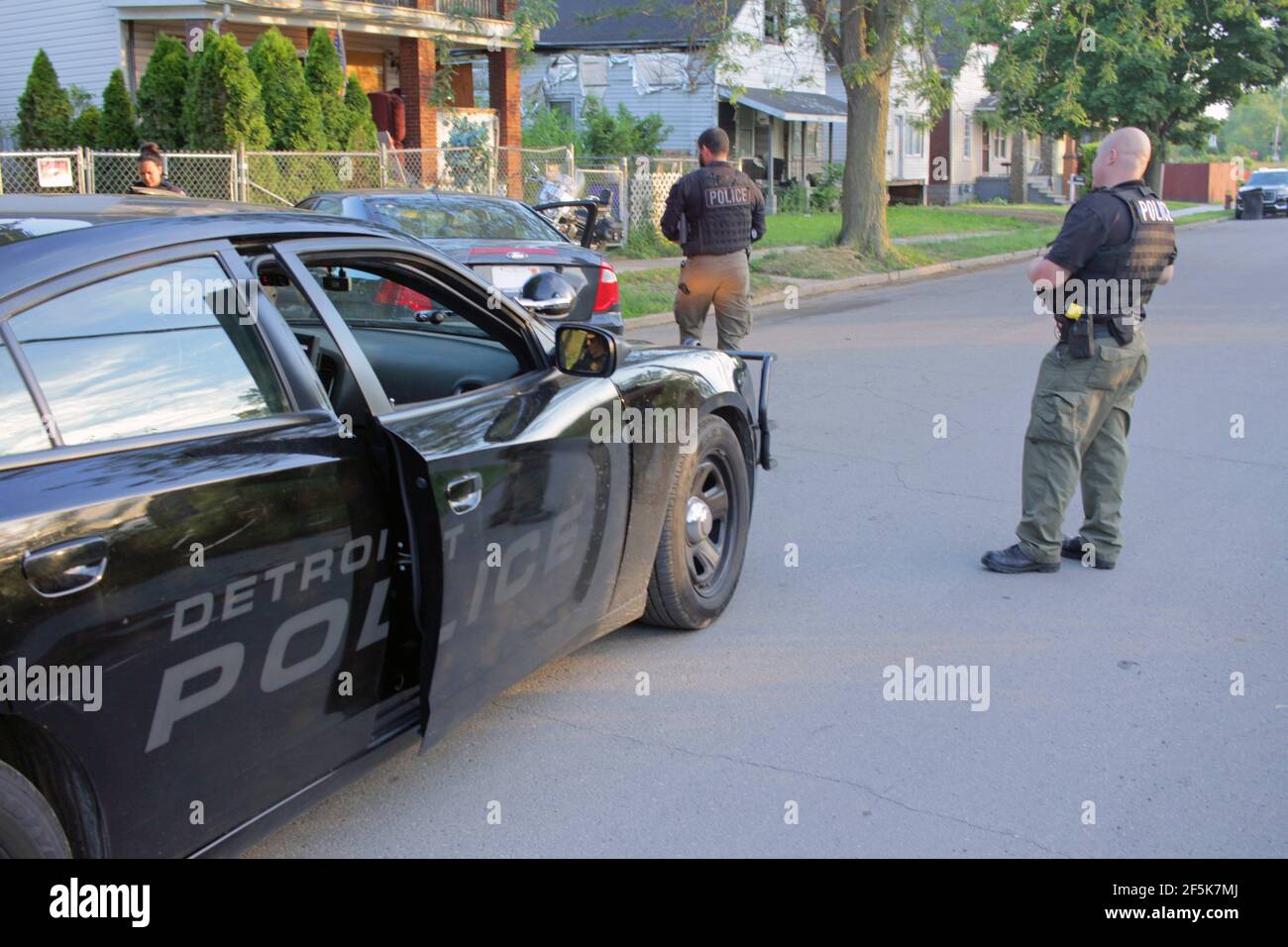 Die Polizei untersucht einen verdächtigen Vehcile in Detroit, Michigan, USA Stockfoto