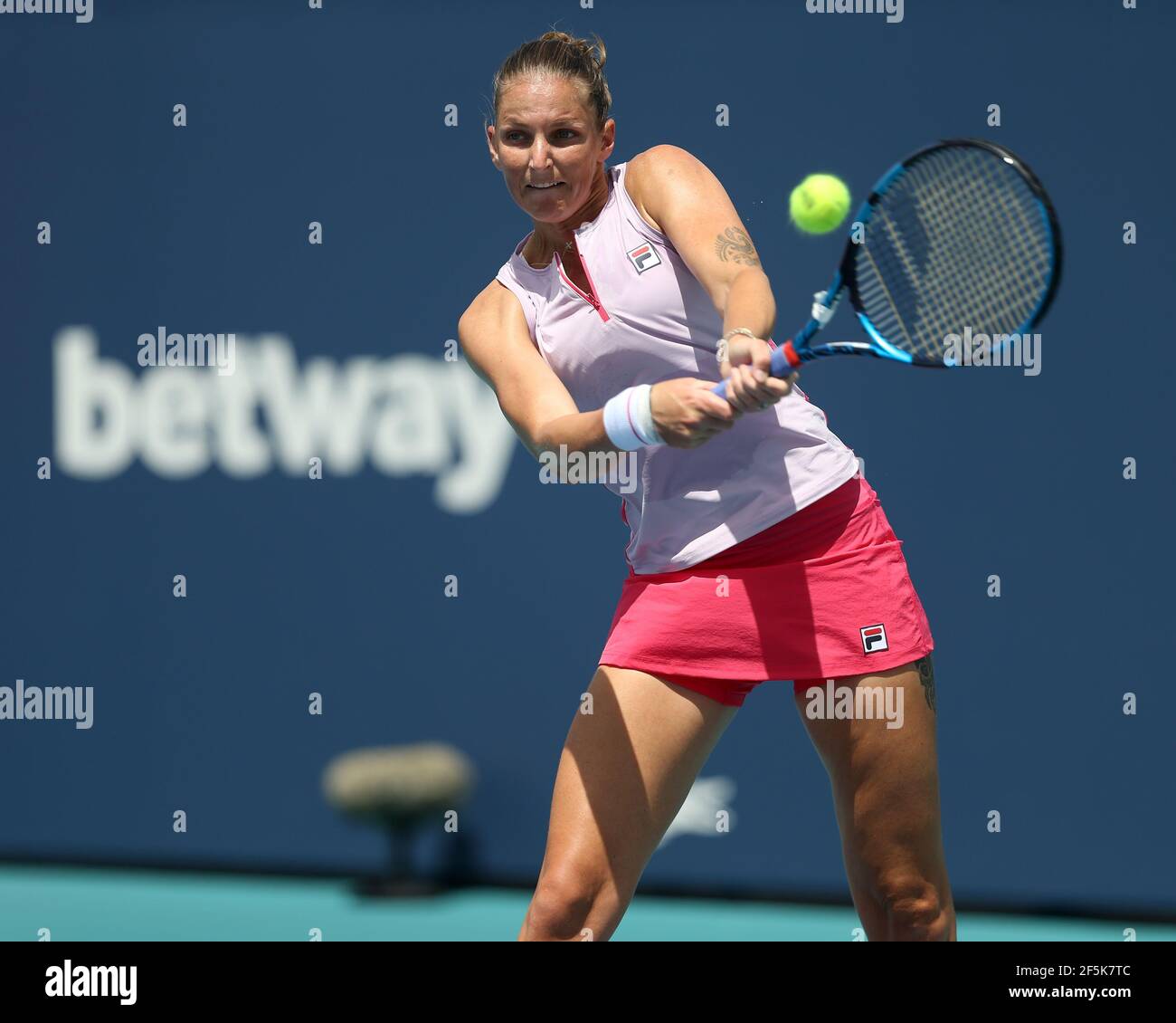 MIAMI GARDENS, FLORIDA - MÄRZ 26: Karolina Pliskova am Tag 5 der 2021 Miami Open am 26. März 2021 in Miami Gardens, Florida Menschen: Karolina Pliskova Kredit: Storms Media Group/Alamy Live News Stockfoto